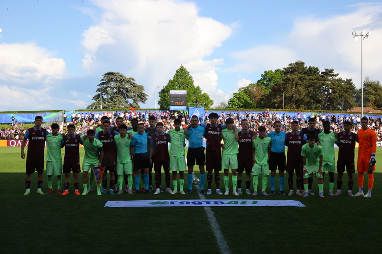Trabzonspor UEFA Gençlik Ligi Finalinde Avrupa ikincisi oldu 1 Trabzonspor 19 Yaş Altı Takımı, UEFA Gençlik Ligi finalinde Barcelona'ya 4-1 mağlup olarak Avrupa ikincisi oldu.