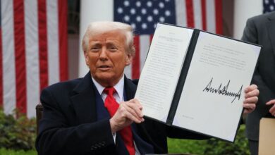 Donald Trump'ın resti, dünya genelinde panik havası estiriyor. Çin misliyle karşılık verirken müttefik ülkeler tavizle yaklaşmaya çalışıyor.