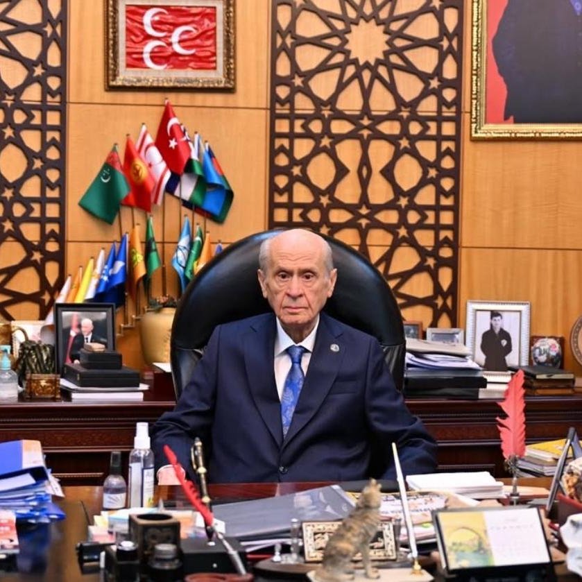 Devlet Bahçeli'den Önder için taziye ziyareti 1 Bir süredir sağlık sorunları yaşayan MHP Genel Başkanı Devlet Bahçeli, 99 gün aradan sonra TBMM'ne giderek Sırrı Süreyya Önder için taziye ziyaretinde bulundu