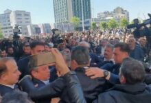 CHP Genel Başkanı Özgür Özel, Sırrı Süreyya Önder'in anma programının yapıldığı Atatürk Kültür Merkezi'nden ayrılırken yumruklu saldırıya uğradı