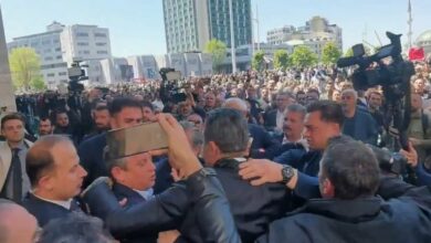 CHP Genel Başkanı Özgür Özel, Sırrı Süreyya Önder'in anma programının yapıldığı Atatürk Kültür Merkezi'nden ayrılırken yumruklu saldırıya uğradı