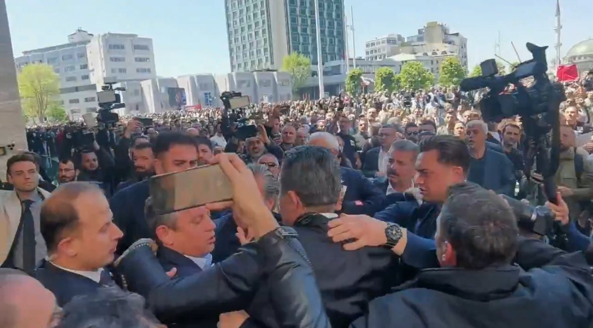 SON DAKİKA! Özgür Özel'e saldırı! - Video 1 CHP Genel Başkanı Özgür Özel, Sırrı Süreyya Önder'in anma programının yapıldığı Atatürk Kültür Merkezi'nden ayrılırken yumruklu saldırıya uğradı