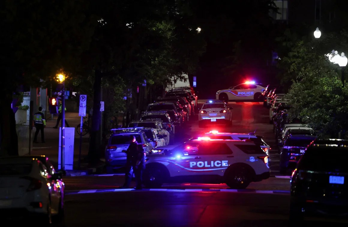 ABD’de İsrail Büyükelçiliği çalışanlarına silahlı saldırı 1 ABD’de Yahudi Müzesi yakınlarında gerçekleşen silahlı saldırıda İsrail’in Washington Büyükelçiliği’nde görevli iki kişi yaşamını yitirdi.