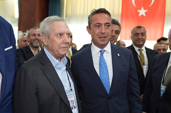 Ali Koç ve Aziz Yıldırım sürpriz zirvede buluştu 1 Fenerbahçe Başkanı Ali Koç ile kulübün efsane başkanlarından Aziz Yıldırım bir araya geldi.