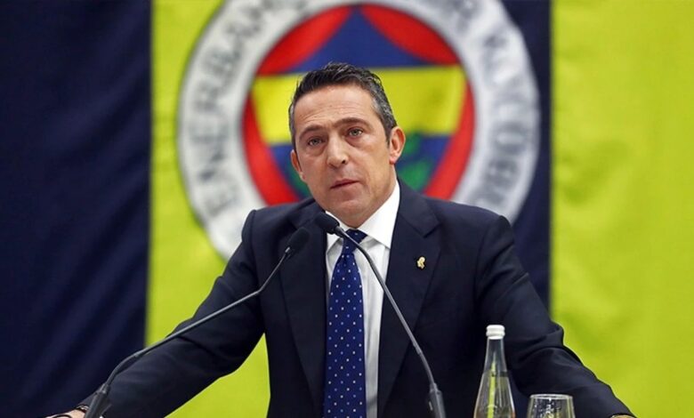 Fenerbahçe Başkanı Ali Koç’un gece saatlerinde Fenerbahçe Gönüllüleri Derneği’ne yaptığı ziyarete ilişkin güvenlik kamerası görüntüleri paylaşıldı.