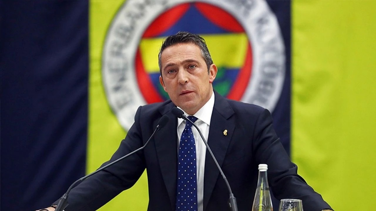 İşte Ali Koç'un dernek ziyaretine ilişkin görüntüler 1 Fenerbahçe Başkanı Ali Koç’un gece saatlerinde Fenerbahçe Gönüllüleri Derneği’ne yaptığı ziyarete ilişkin güvenlik kamerası görüntüleri paylaşıldı.