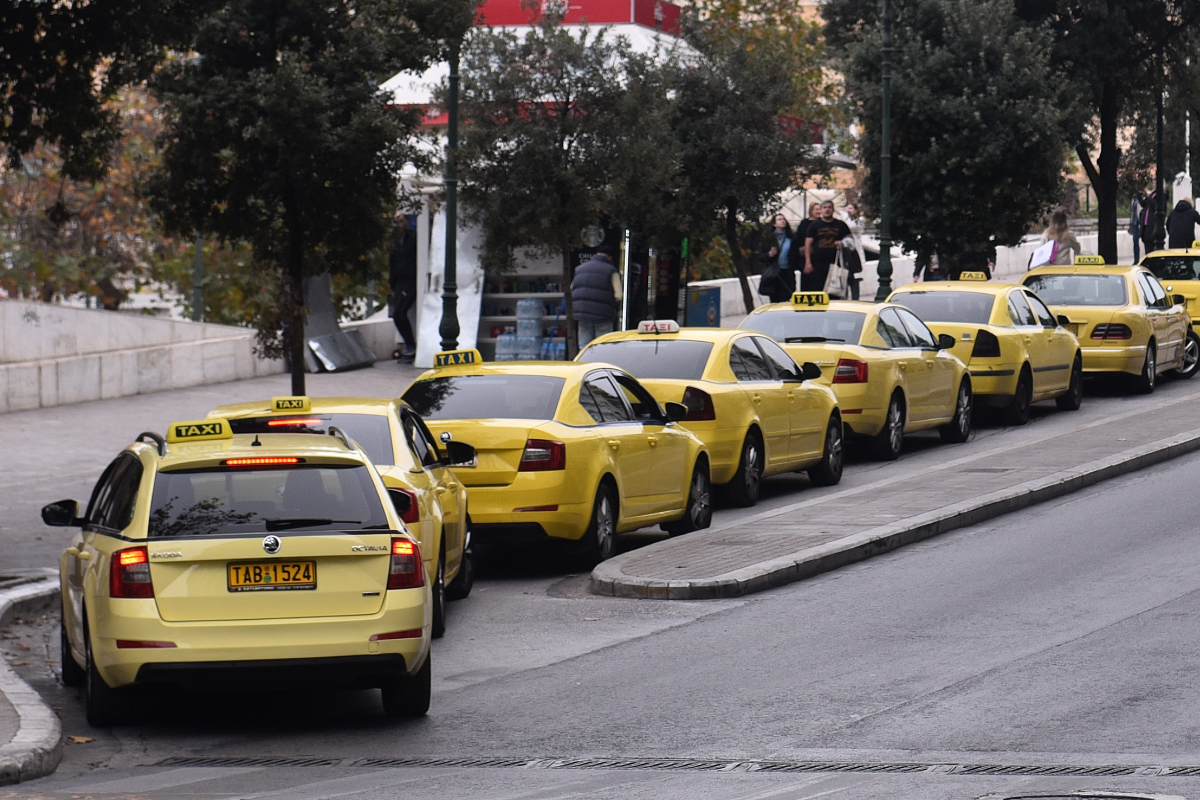 Atina’da taksiciler 48 saatlik greve gitti 1 Yunanistan’ın başkenti Atina’da taksiciler, korsan taşımacılığa ve sektördeki sorunlara karşı 48 saatlik greve başladı.