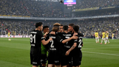 Beşiktaş'a sahasında 1-0 yenilen Fenerbahçe, lider Galatasaray'ın 8 puan gerisine düşerek şampiyonluk yarışında ağır yara aldı.