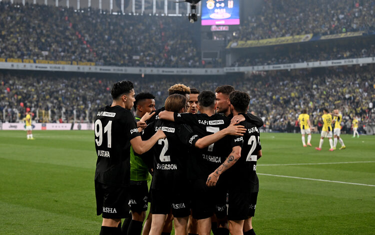 Beşiktaş'a sahasında 1-0 yenilen Fenerbahçe, lider Galatasaray'ın 8 puan gerisine düşerek şampiyonluk yarışında ağır yara aldı.