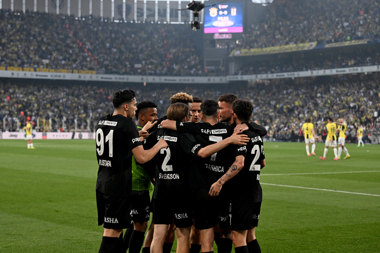 Beşiktaş, Fenerbahçe’nin şampiyonluk umutlarını yıktı 1 Beşiktaş'a sahasında 1-0 yenilen Fenerbahçe, lider Galatasaray'ın 8 puan gerisine düşerek şampiyonluk yarışında ağır yara aldı.