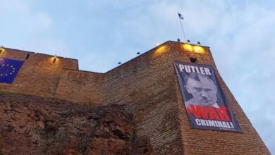 Narva Müzesi, 9 Mayıs Zafer Günü’nde Rusya Devlet Başkanı Vladimir Putin’i Nazi lideri Adolf Hitler’le eş tutan bir poster astı.