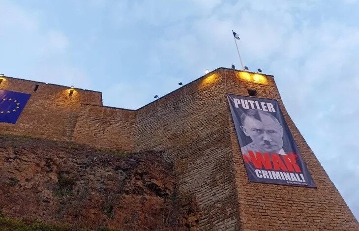 Narva Müzesi, 9 Mayıs Zafer Günü’nde Rusya Devlet Başkanı Vladimir Putin’i Nazi lideri Adolf Hitler’le eş tutan bir poster astı.