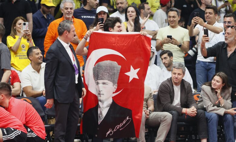 Evet bir Final Four'u daha bitirdik. En son 2021-2022 sezonunda Anadolu Efes ile gelen EuroLeague kupası bu kez Fenerbahçe Beko ile tekrar Türkiye’ye geri döndü.