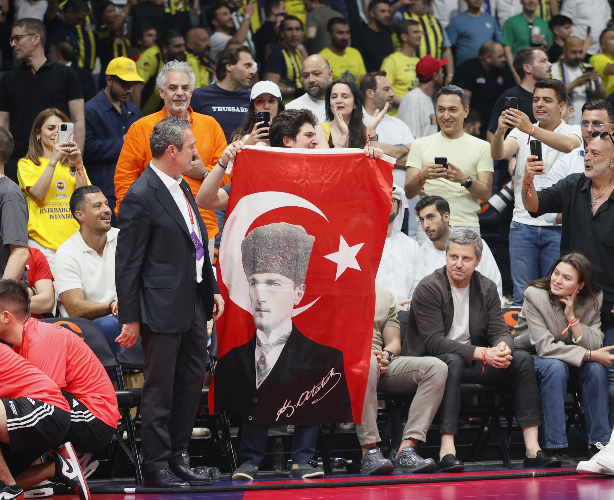 Ufuk Akyüz yazdı: Fenerbahçe Beko ve Final Four’un ardından.. 1 Evet bir Final Four'u daha bitirdik. En son 2021-2022 sezonunda Anadolu Efes ile gelen EuroLeague kupası bu kez Fenerbahçe Beko ile tekrar Türkiye’ye geri döndü.