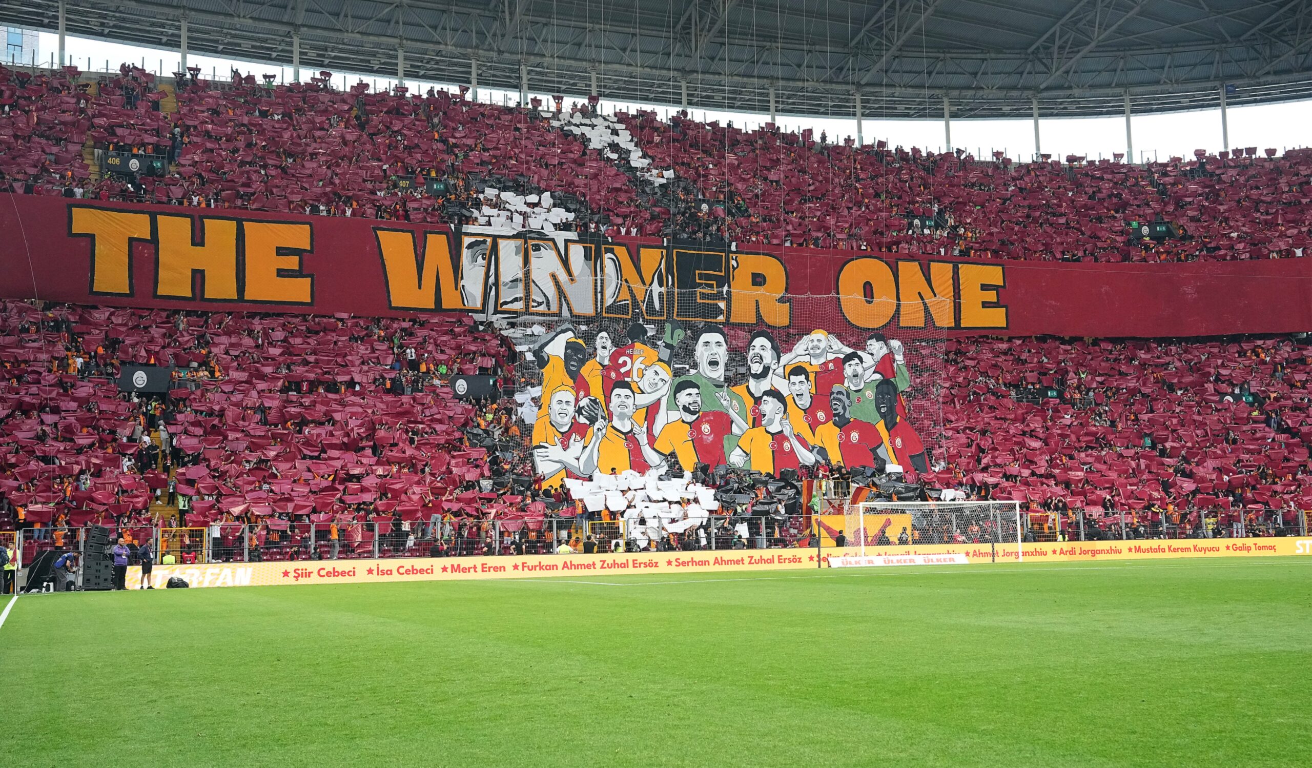 Galatasaray çift vuruşla bitirdi 1 Trendyol Süper Lig'de şampiyonluğu garantileyen Galatasaray, Başakşehir'i 2-0 mağlup etti