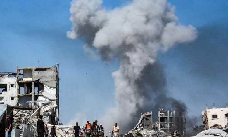 İsrail’in Gazze’de bir okulu hedef alan hava saldırısında en az 25 kişi, çoğunluğu kadın ve çocuk, hayatını kaybetti.