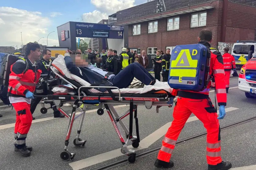 Hamburg’da tren istasyonunda bıçaklı saldırı 1 Almanya'nın Hamburg kentinde tren istasyonunda meydana gelen bıçaklı saldırıda 18 kişi yaralandı.