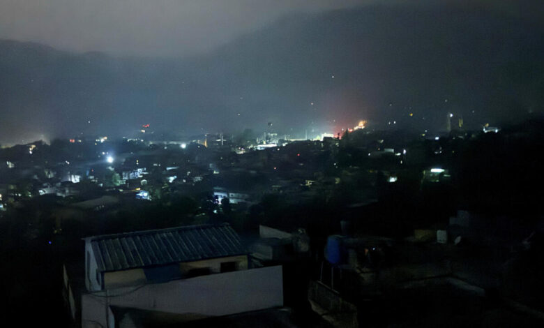 Hindistan’ın Pakistan kontrolündeki bölgelere füze atması üzerine başlayan çatışmalarda en az 42 kişi yaşamını yitirdi.Hindistan’ın Pakistan kontrolündeki bölgelere füze atması üzerine başlayan çatışmalarda en az 42 kişi yaşamını yitirdi.