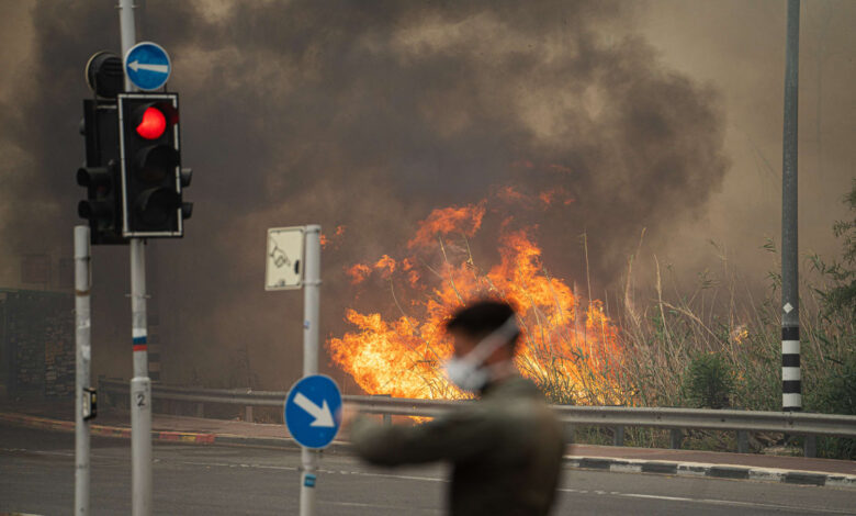 İsrail'de Kudüs yakınlarında başlayan ve binlerce dönüm araziyi kül eden orman yangınları nedeniyle ülke alarma geçti.