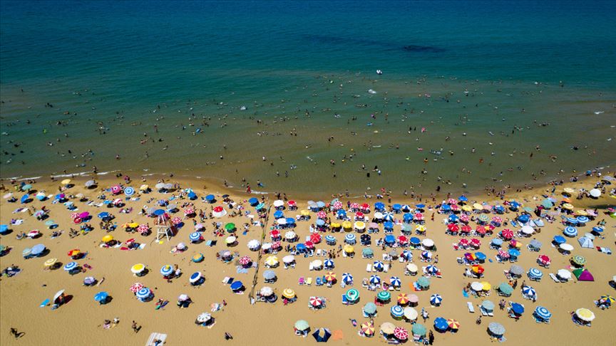 İstanbul plajları yaz sezonuna zamlı tarifelerle hazır 1 İstanbul’un yaz sezonuna hazırlanan plajlarında giriş ücretleri ciddi oranda arttı. Fiyatlar bölge ve hizmet kalitesine göre değişiyor.