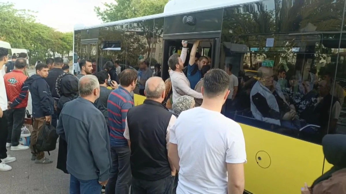 İstanbul’da ulaşım krizi: Özel halk otobüsleri kontak kapattı 1 İstanbul'da özel halk otobüslerinin büyük çoğunluğu sefere çıkmadı. Bu sebeple sabah saatlerinde duraklarda ciddi yoğunluklar yaşandı.