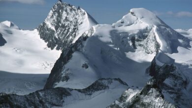 İsviçre’nin Zermatt bölgesinde dağcılar tarafından ihbar edilen terk edilmiş kayakların ardından, beş kişinin cansız bedeni bulundu.