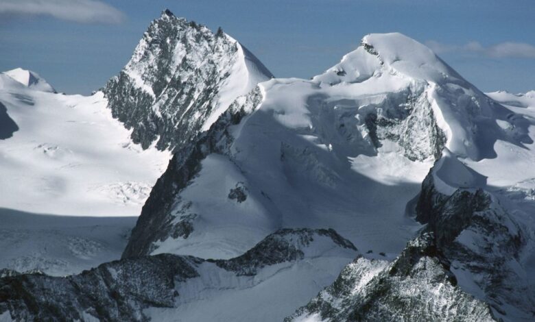 İsviçre’nin Zermatt bölgesinde dağcılar tarafından ihbar edilen terk edilmiş kayakların ardından, beş kişinin cansız bedeni bulundu.