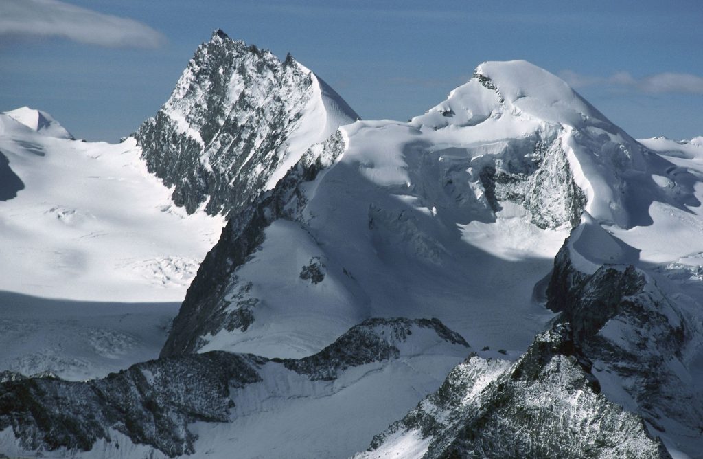 İsviçre’de 5 kayıp kayakçılardan acı haber 1 İsviçre’nin Zermatt bölgesinde dağcılar tarafından ihbar edilen terk edilmiş kayakların ardından, beş kişinin cansız bedeni bulundu.