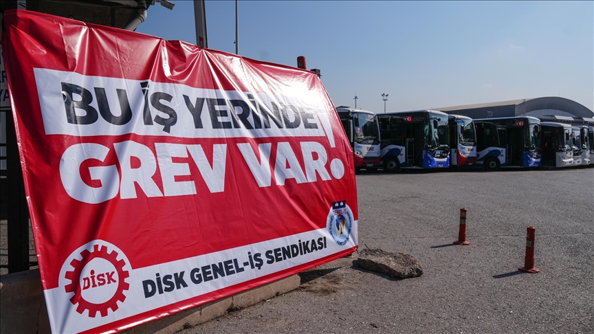 İzmir’de 23 bin işçi grev yapıyor 2 İzmir Büyükşehir Belediyesi ile DİSK’e bağlı Genel-İş Sendikası arasındaki toplu iş sözleşmesi krizi büyüdü.