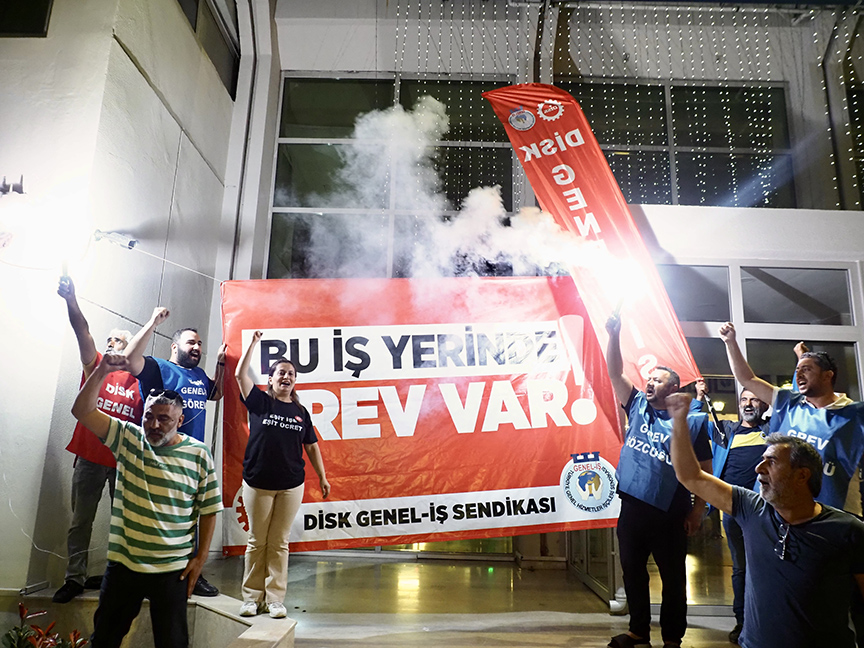 İzmir’de 23 bin işçi grev yapıyor 1 İzmir Büyükşehir Belediyesi ile DİSK’e bağlı Genel-İş Sendikası arasındaki toplu iş sözleşmesi krizi büyüdü.
