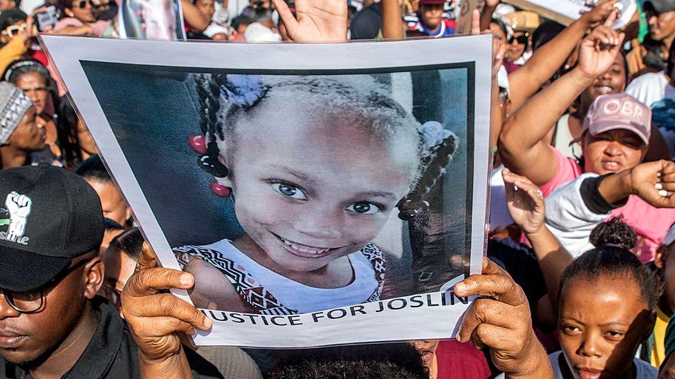 Joshlin’i kaçırıp satan annesine ömür boyu hapis 1 Güney Afrika’da kaybolan altı yaşındaki Joshlin Smith’in annesi Racquel “Kelly” Smith ile iki suç ortağı, ömür boyu hapis cezasına çarptırıldı.