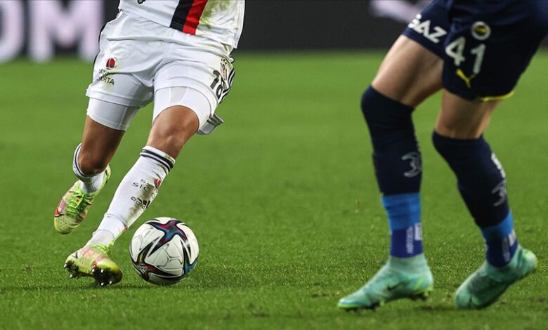 Şampiyonluk mücadelesi veren Fenerbahçe ile üçüncülük hedefi taşıyan Beşiktaş, 34. hafta maçında kozlarını paylaşacak.