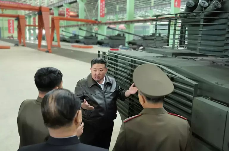 Kim Jong-Un'dan tank üretimine hız verilmesi talimatı 1 Kuzey Kore lideri Kim Jong-Un, modern savaş koşullarına uygun tankların üretimine öncelik verilmesini istedi.