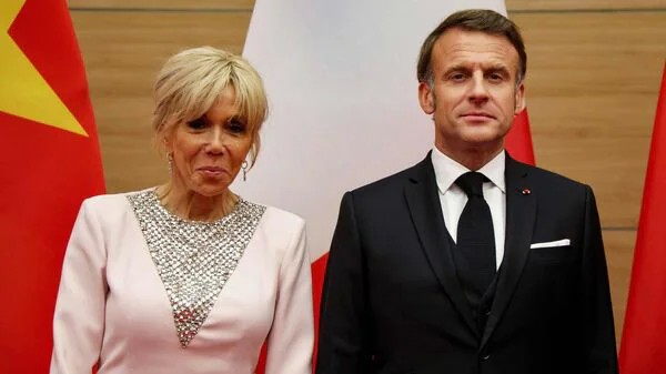 Macron’dan açıklama geldi: Herkes sakin olsun 1 Emmanuel Macron, eşi Brigitte Macron’un Vietnam’a varış sırasında kendisine tokat attığını gösteren videonun ardından sessizliğini bozdu.