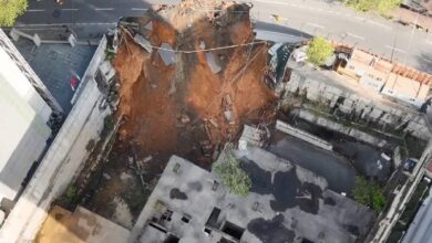 Sarıyer Maslak'ta Eski Büyükdere Caddesi üzerinde gece saatlerinde meydana gelen çökme sonrası yol trafiğe kapatıldı.