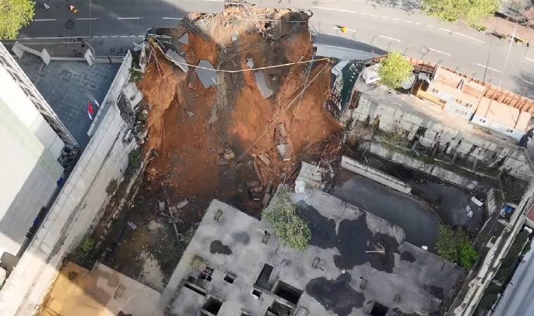 Maslak'ta yol çöktü, doğalgaz kesildi 1 Sarıyer Maslak'ta Eski Büyükdere Caddesi üzerinde gece saatlerinde meydana gelen çökme sonrası yol trafiğe kapatıldı.