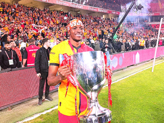 Bu sezon Napoli'den kiralık olarak geldiği Galatasaray'ı attığı gollerle şampiyonluğa taşıyan Victor Osimhen, Suudi Arabistan'ın Al Hilal takımına transfer oldu