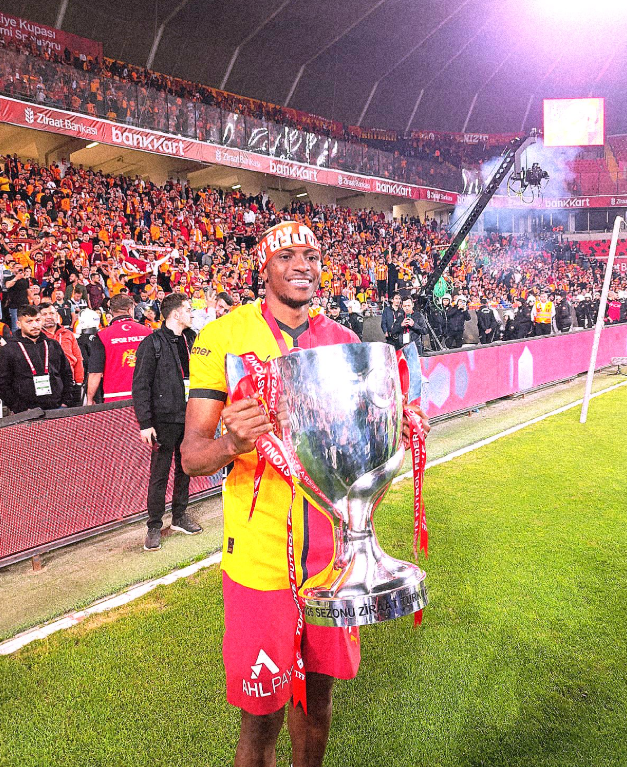 Victor Osimhen'den Fenerbahçe'ye büyük müjde! 1 Bu sezon Napoli'den kiralık olarak geldiği Galatasaray'ı attığı gollerle şampiyonluğa taşıyan Victor Osimhen, Suudi Arabistan'ın Al Hilal takımına transfer oldu