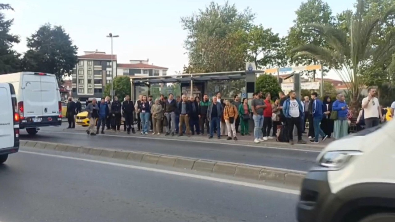 İstanbul’da özel halk otobüsü krizinde uzlaşma sağlandı 1 Toplu ulaşımı aksatan özel halk otobüsü grevi sona erdi. İBB ile şoförler arasında yapılan görüşmelerde maaş krizi aşıldı.