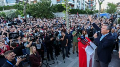 Özgür Özel, İstanbul’da gerçekleştirilen ve bazı belediye başkanlarını da kapsayan yolsuzluk soruşturmalarının ardından Avcılar Belediyesi’ne gitti.