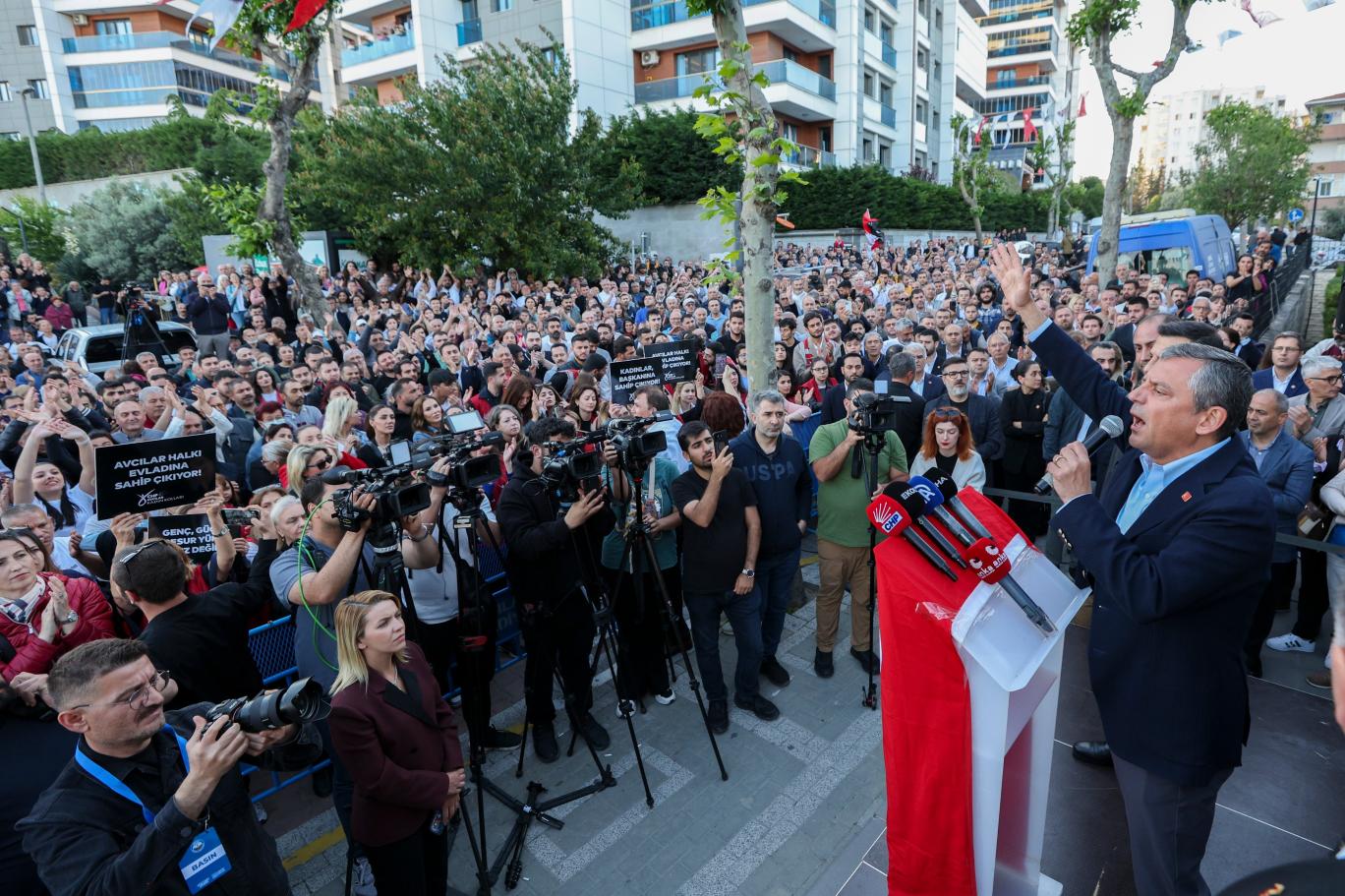Özgür Özel, Avcılar'da seslendi 1 Özgür Özel, İstanbul’da gerçekleştirilen ve bazı belediye başkanlarını da kapsayan yolsuzluk soruşturmalarının ardından Avcılar Belediyesi’ne gitti.