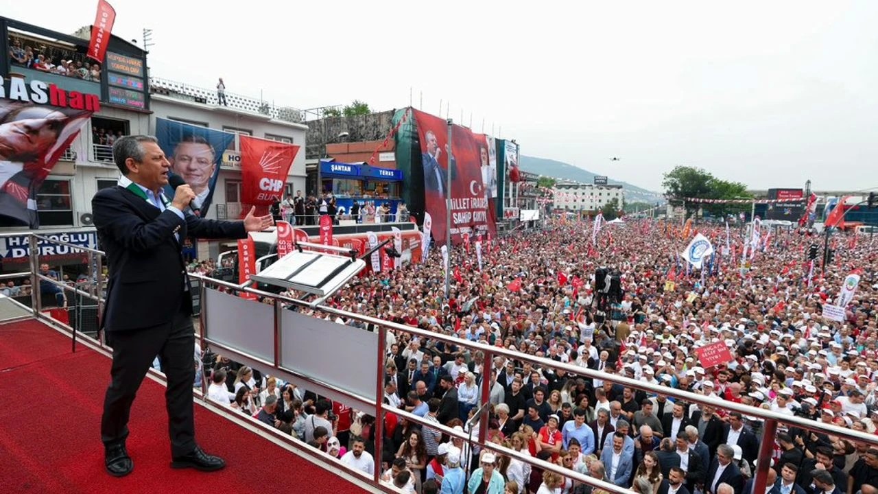 Özgür Özel’den asgari ücret açıklaması 1 CHP Genel Başkanı Özgür Özel, Bursa mitinginde asgari ücrete ara zam yapılması için mücadele edeceklerini açıkladı.