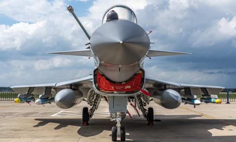 Pakistan Başbakan Yardımcısı İshak Dar, Çin üretimi J-10C savaş uçaklarıyla beşi savaş uçağı olmak üzere birçok hedefin vurulduğunu açıkladı.