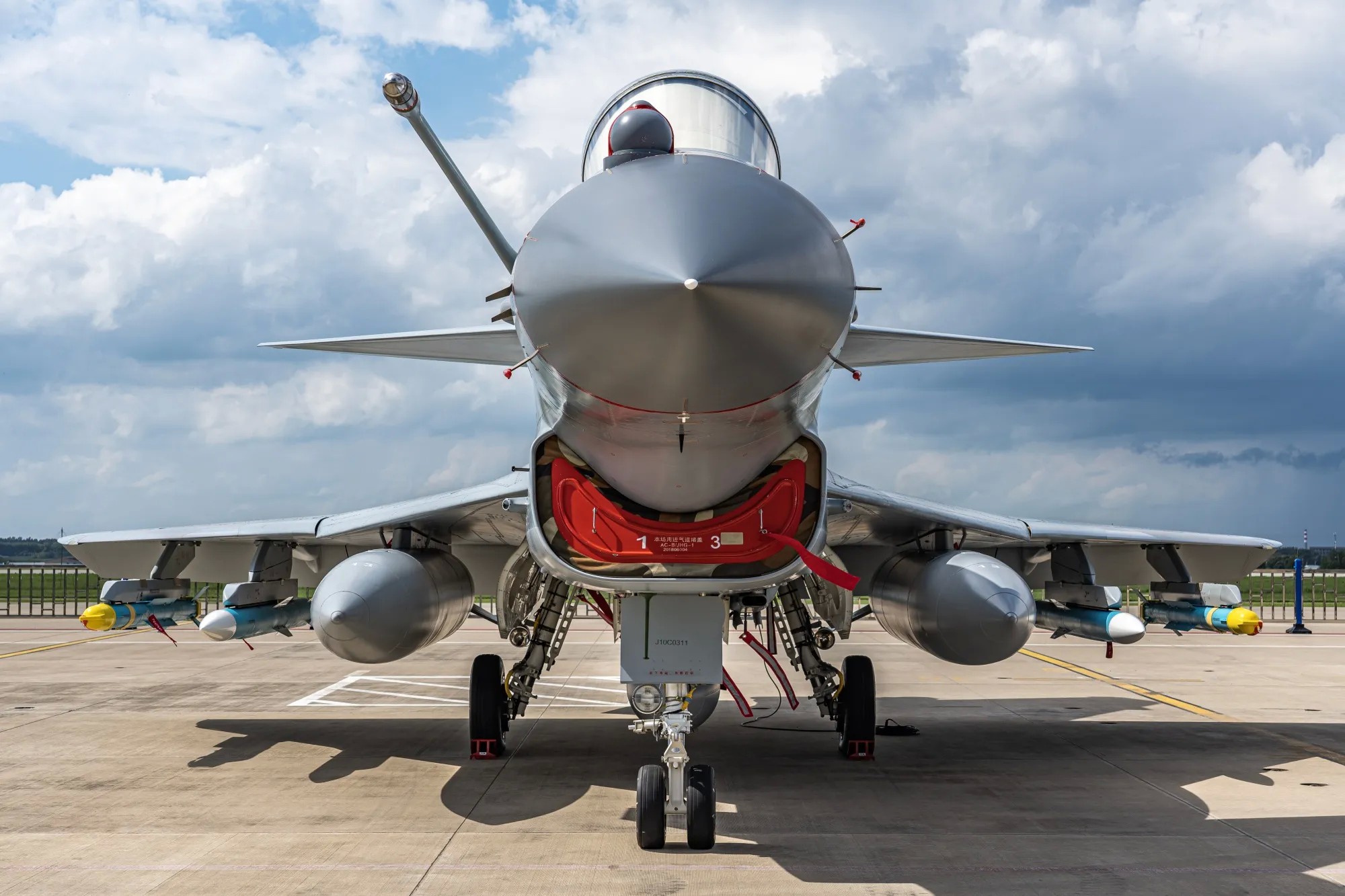 Pakistan: Hint jetlerini Çin yapımı J-10C ile düşürdük 1 Pakistan Başbakan Yardımcısı İshak Dar, Çin üretimi J-10C savaş uçaklarıyla beşi savaş uçağı olmak üzere birçok hedefin vurulduğunu açıkladı.