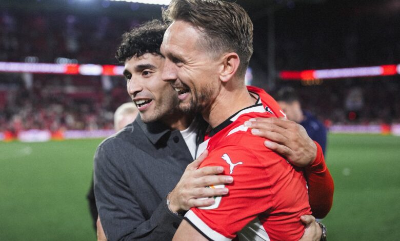 Hollanda Ligi'nde Ajax'ın 4 maçta 10 puan kaybetmesinin ardından son hafta Sparta Rotterdam'ı yenen PSV Eindhoven şampiyon oldu