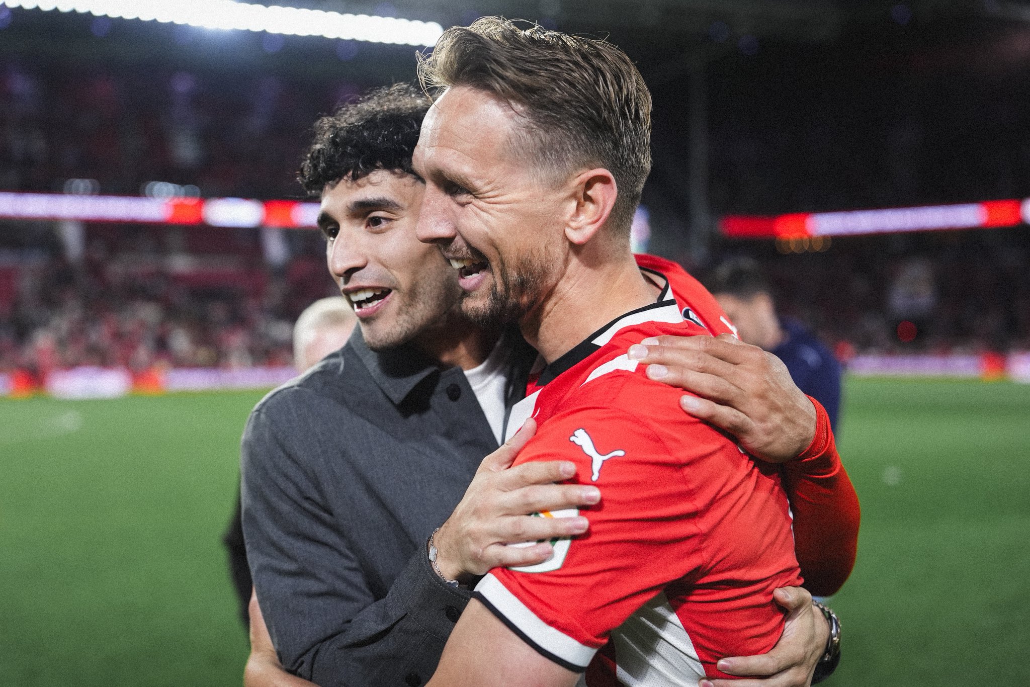 Hollanda Ligi'nde Ajax'ın 4 maçta 10 puan kaybetmesinin ardından son hafta Sparta Rotterdam'ı yenen PSV Eindhoven şampiyon oldu