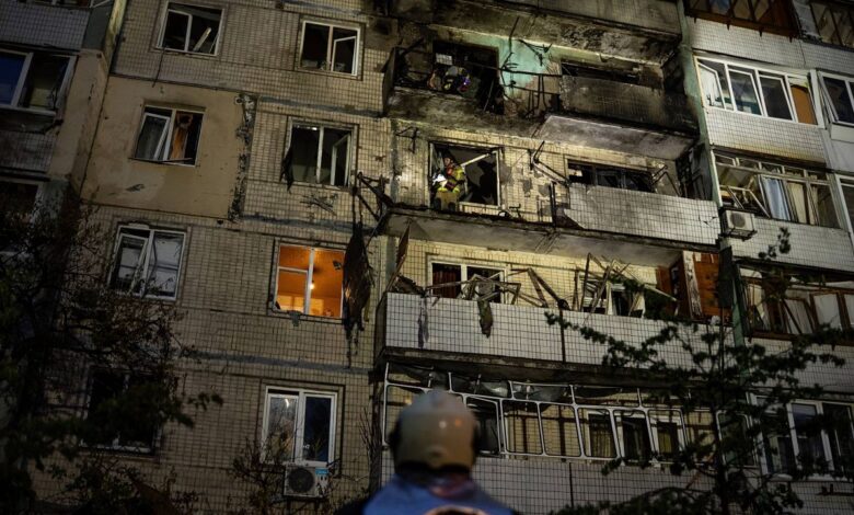 Rusya ve Ukrayna arasındaki büyük çaplı esir takası devam ederken, gece boyunca süren saldırılarda en az 9 kişi hayatını kaybetti.