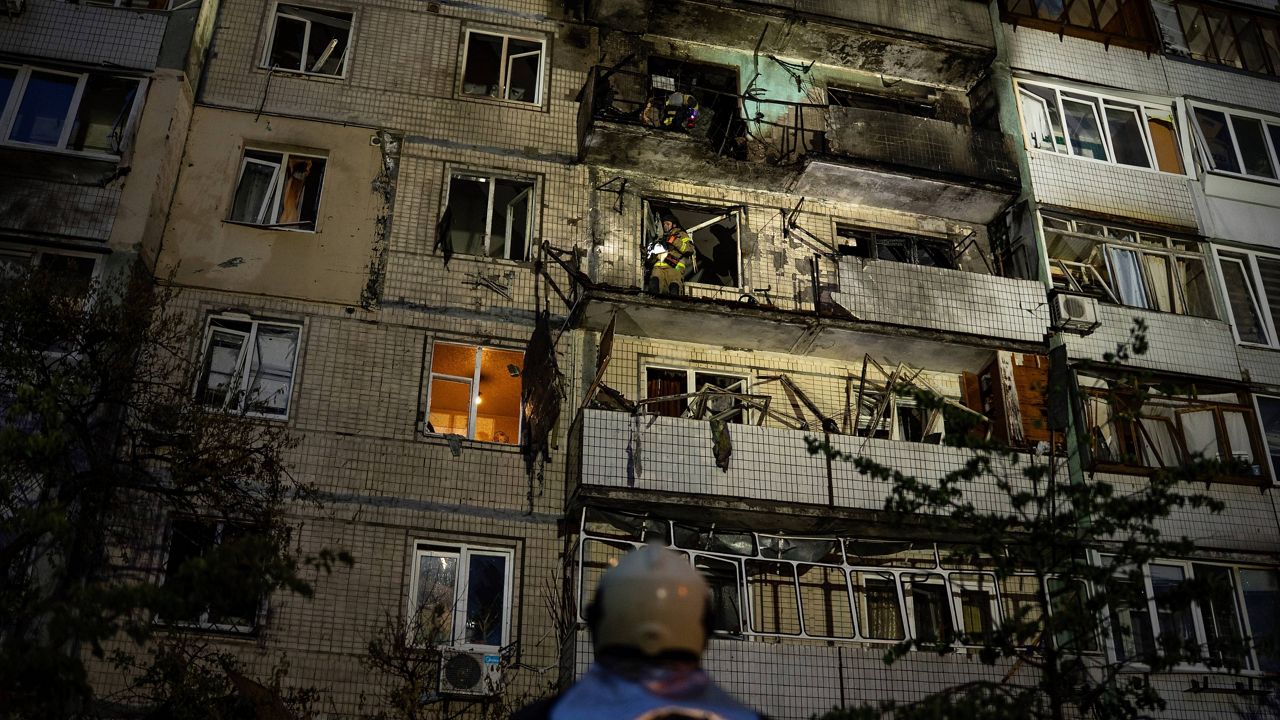 Rusya-Ukrayna arasında esir takası sürerken saldırılar arttı 1 Rusya ve Ukrayna arasındaki büyük çaplı esir takası devam ederken, gece boyunca süren saldırılarda en az 9 kişi hayatını kaybetti.