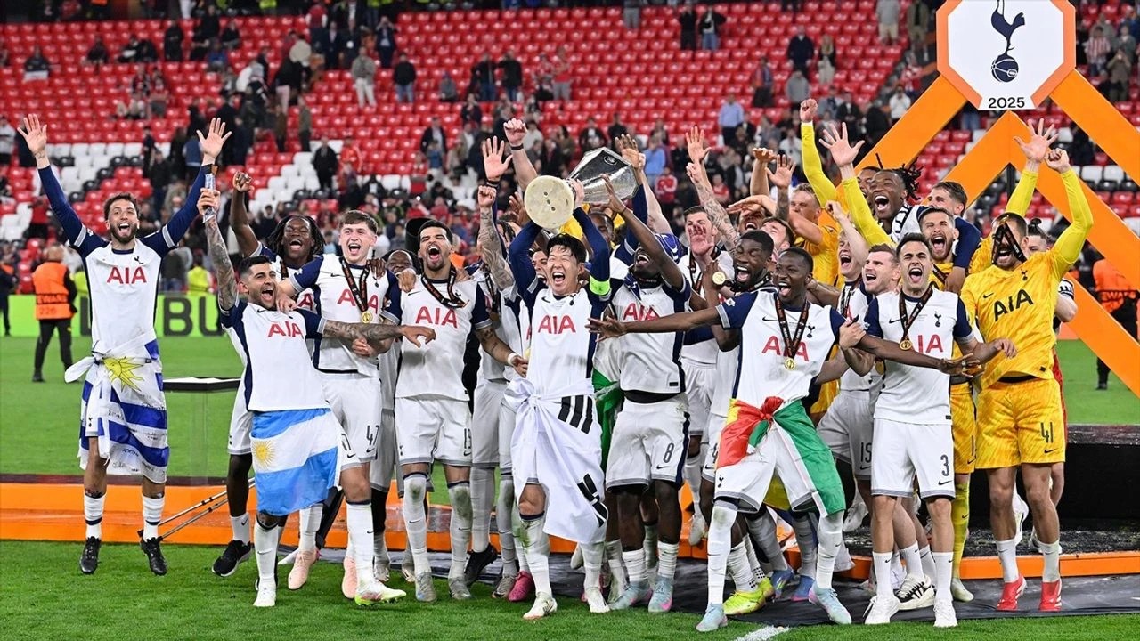 UEFA Avrupa Ligi şampiyonu Tottenham! 1 UEFA Avrupa Ligi finalinde Manchester United’ı 1-0 mağlup eden Tottenham, 1972 ve 1984’ten sonra bu kupayı üçüncü kez kazandı.