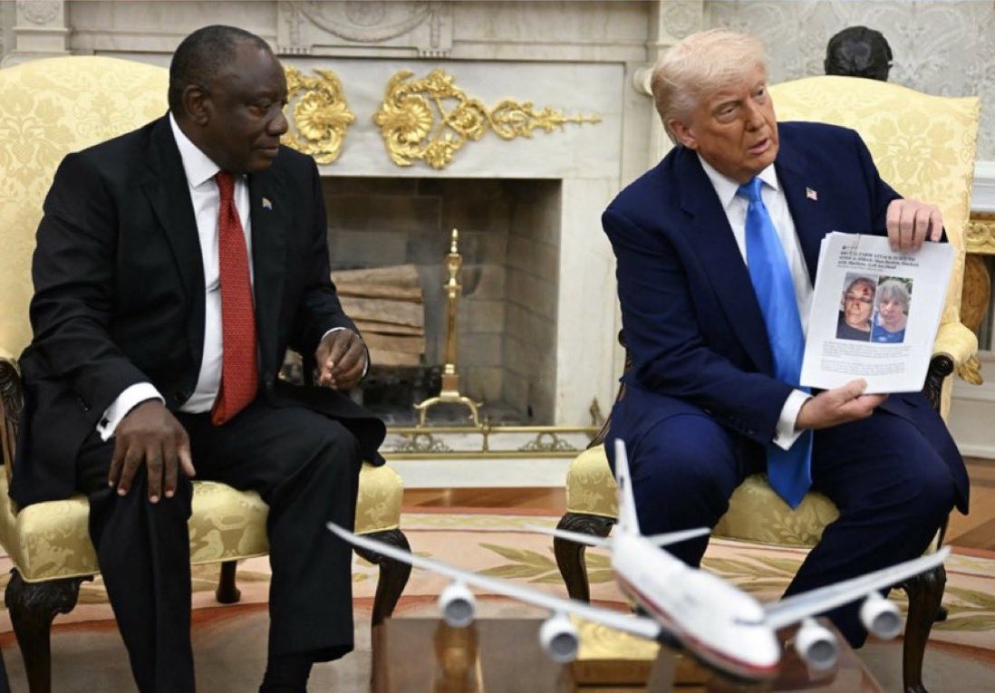 Donald Trump esti gürledi! Oval Ofis'te skandal 1 ABD Başkanı Donald Trump önce konuğu olan Güney Afrika lideri Cyril Ramaphosa'yı soykırımla suçladı. Ardından ise NBC muhabirini kovdu